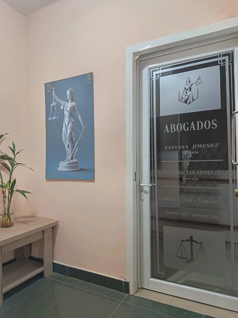 Puerta de ingreso a la oficina con los nombres del despacho