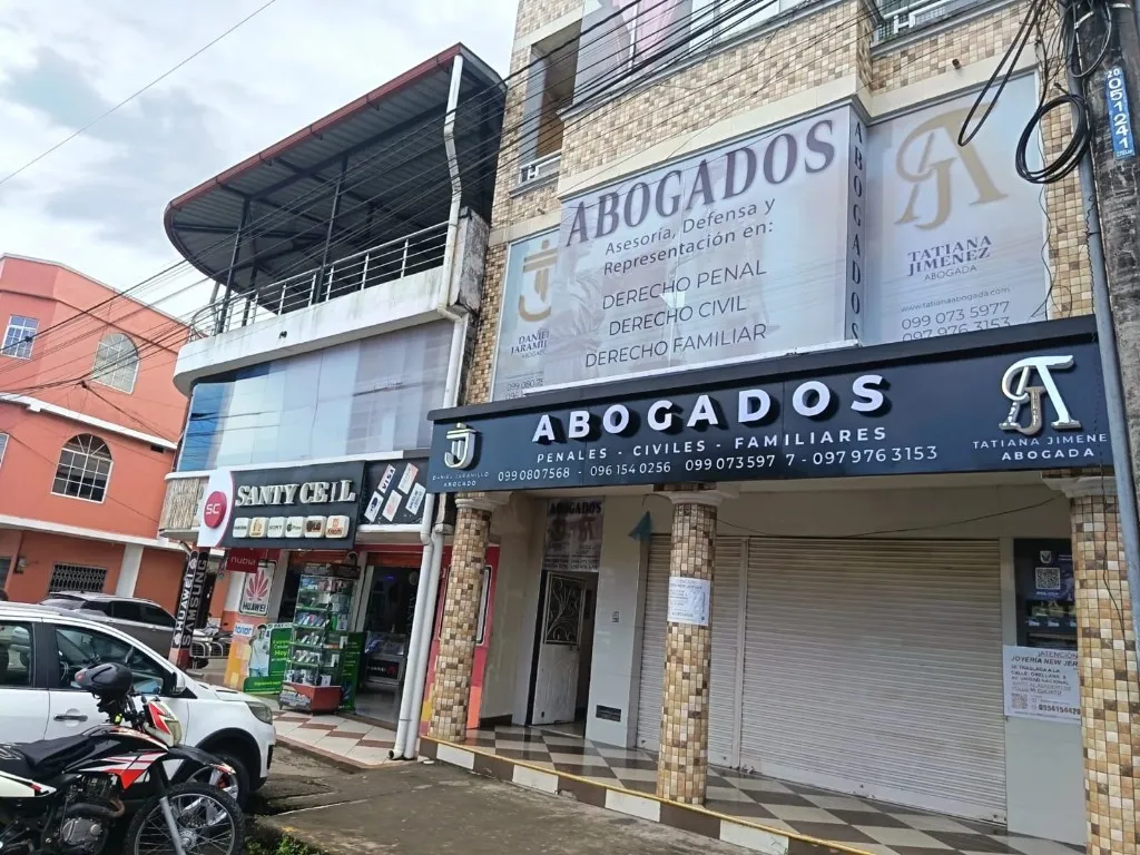 Fachada del edificio del despacho en Shushufindi con el letrero de Tatiana Jimenez Abogada