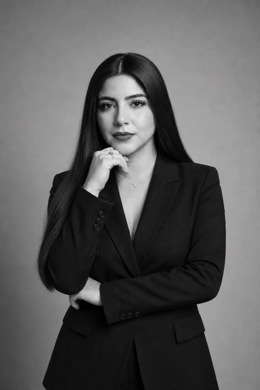 Tatiana Jimenez, abogada, en retrato de estudio en blanco y negro